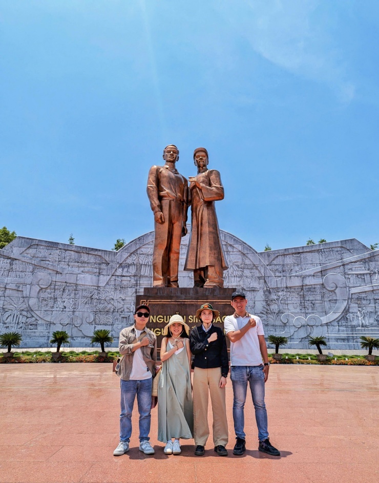 Quảng trường Nguyễn Tất Thành.