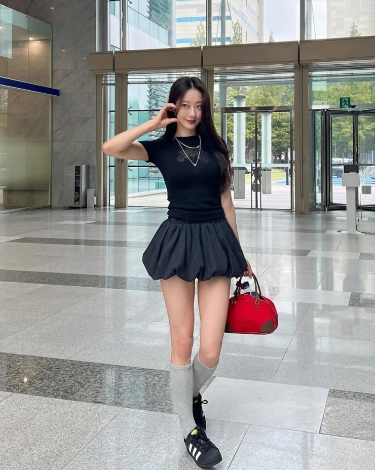 Trang phục đường phố của ca sĩ Gyeongree toát lên vẻ năng động với sneakers, túi bowling - mốt túi đang được nhiều người ưa chuộng. Ảnh: Instagram Gyeongree
