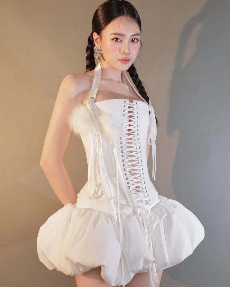 Tại Việt Nam, Ninh Dương Lan Ngọc cũng theo đuổi mốt này. Diễn viên chọn váy đám mây với thân trên dáng corset, tết tóc hai bên theo phong cách vừa sexy vừa ngây thơ. Ảnh: Nhân vật cung cấp