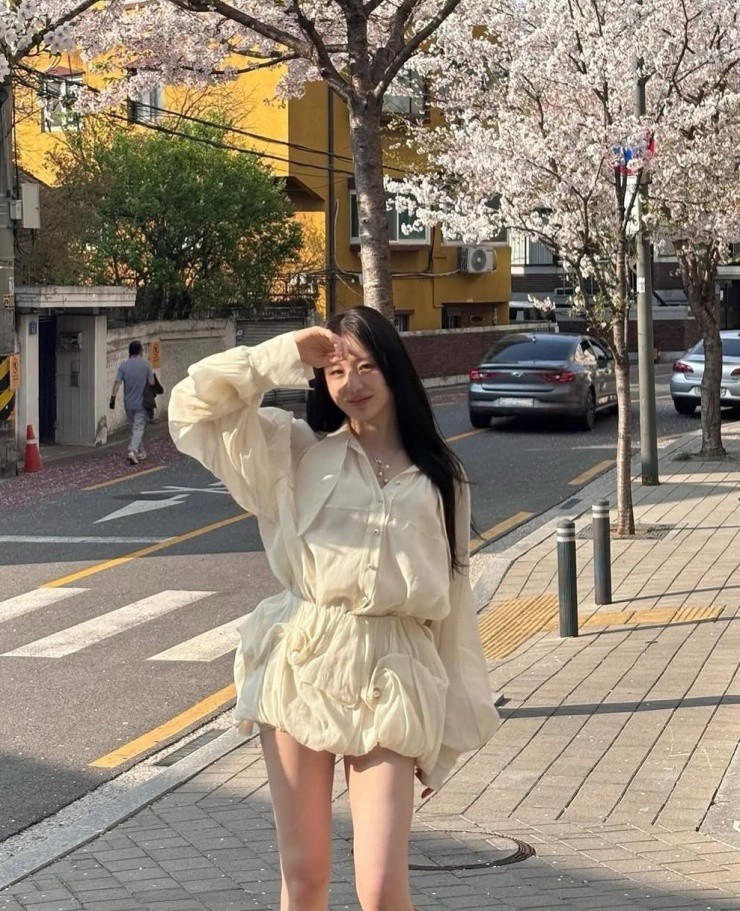 Ca sĩ Lee Chae Yeon kết hợp chân váy đồng điệu sơ mi tay bồng, hướng đến vẻ nữ tính. Ảnh: Instagram chaestival