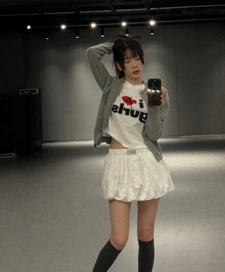 Ca sĩ Tae Yeon thể hiện phong cách nữ sinh trong áo phông, chân váy và tất cầu thủ. Ảnh: Instagram taeyeon