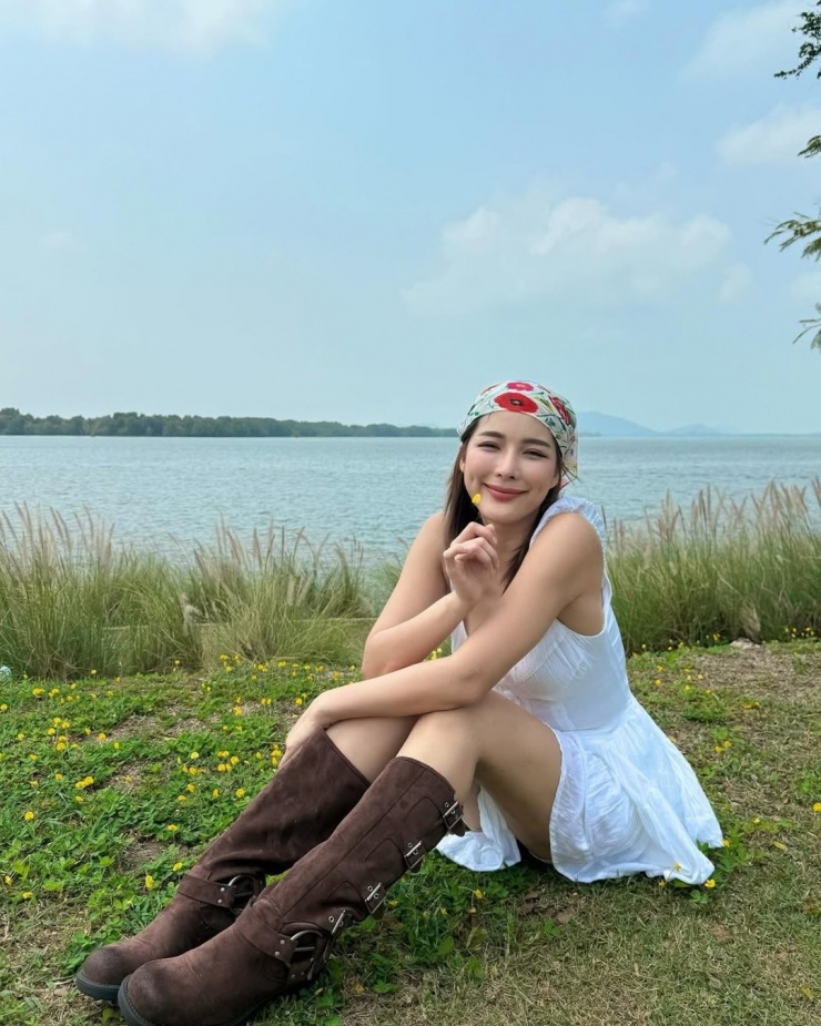 Junji Junpitakchai là con lai Trung Quốc - Philippines. Thời mới sang Thái Lan hoạt động nghệ thuật, cô là vũ công, góp mặt trong các video ca nhạc và concert của các sao. Về sau Junji lấn sân ca hát, người mẫu và đóng phim.