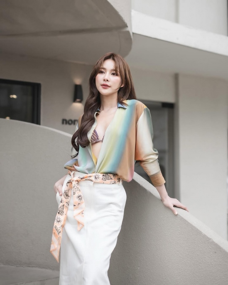 Người đẹp dạo phố Bangkok, Thái Lan hồi tháng 4 với mốt lộ nội y. Junji đắt show ở nhiều sự kiện ca hát, thời trang.