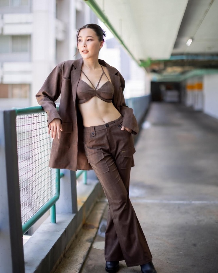 Hiện Junji làm người mẫu quảng cáo, hợp tác với nhiều thương hiệu nội địa Thái Lan lẫn quốc tế, thuộc mảng mỹ phẩm, thời trang, đồ uống, thực phẩm chức năng.