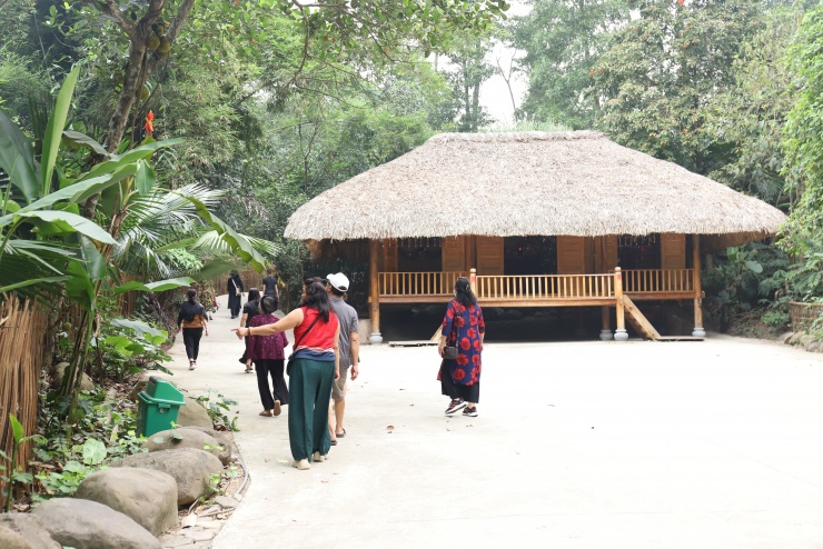 Cả làng làm chung, ăn chung, tiêu tiền chung - 13