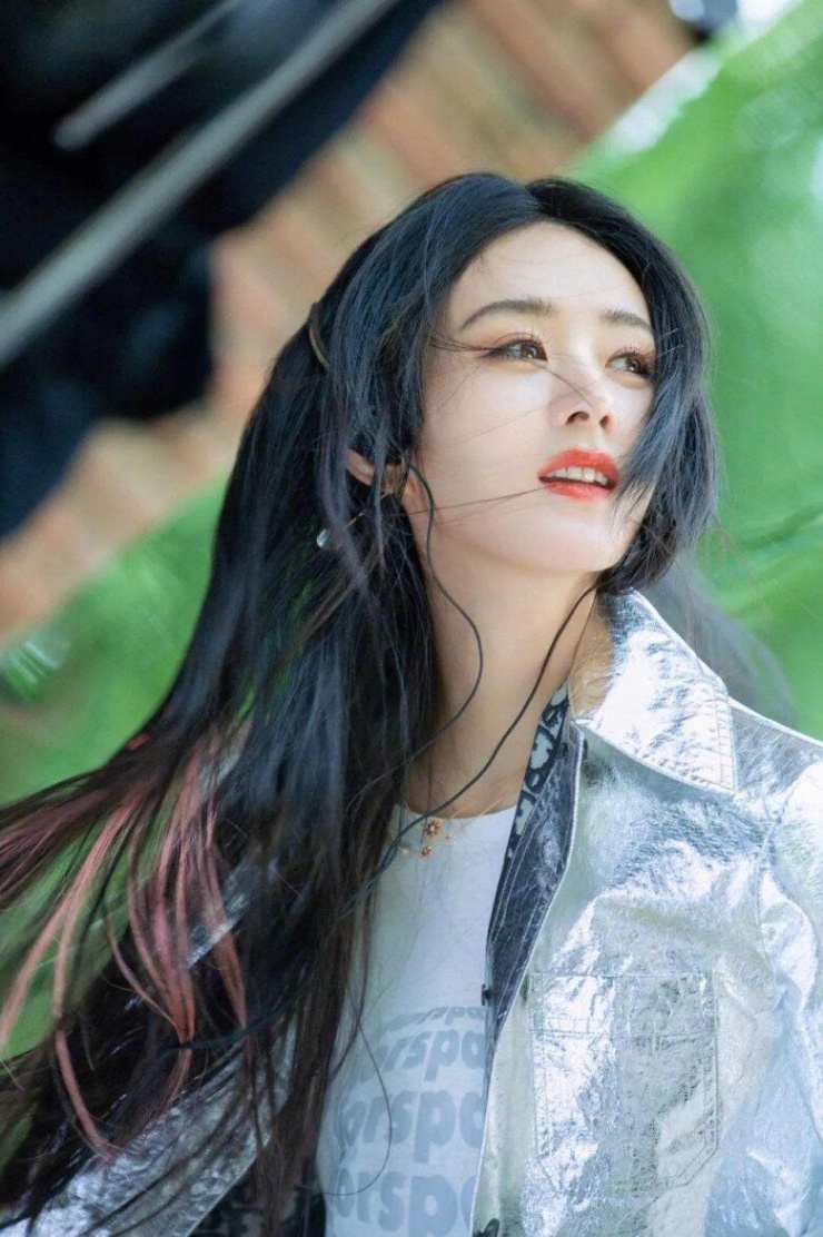 Triệu Lệ Dĩnh đã làm mẹ nhưng mỗi lần đổi màu tóc đều khiến CĐM