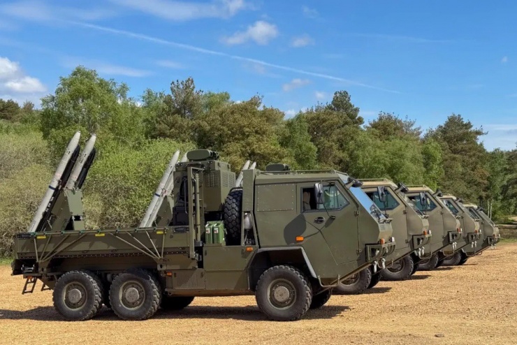 Hệ thống phòng không Raven trên các xe Supacat HMT 600 xếp hàng trong quá trình thử nghiệm tại Vương quốc Anh. (Ảnh: Defense Blog)