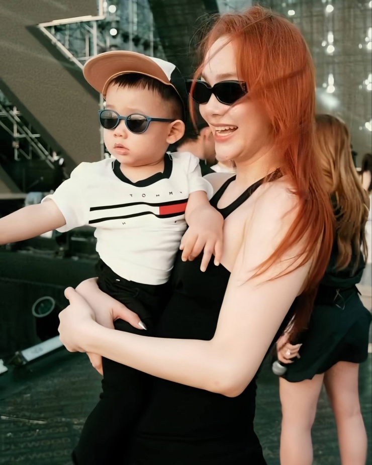 Minh Hằng sắm cho con trang phục từ nhiều thương hiệu tầm trung như Tommy Hilfiger, Moschino... kết hợp cùng nhiều kiểu mũ, kính, giày dép.