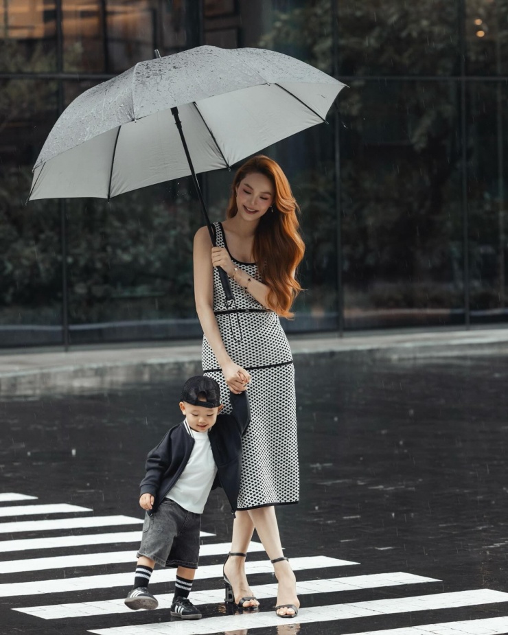 Minh Hằng đưa con trai hai tuổi xuống phố chụp hình street style. Hai mẹ con nghệ sĩ diện trang phục đen - trắng đồng điệu. Bé Mỡ thu hút chú ý với outfit 'chất chơi' theo phong cách streetwear.