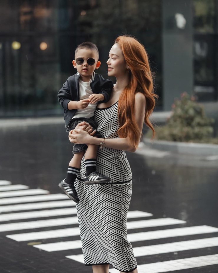 Mới hơn hai tuổi, nhóc tì nhà Minh Hằng được mẹ cho lên đồ sành điệu. Cậu nhóc ra dáng hot boy với những trang phục chỉn chu 'từ đầu đến chân'.