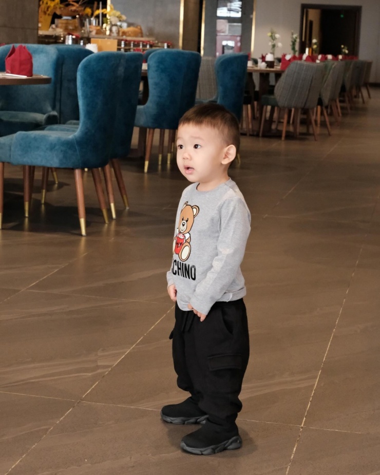 Mỹ nhân 38 tuổi cho biết cô thường lên đồ và để quý tử tạo dáng, chụp hình street style khoe khán giả. Phong thái của bé Mỡ trong nhiều bức hình được nhận xét có tố chất 'nghệ sĩ tương lai'.