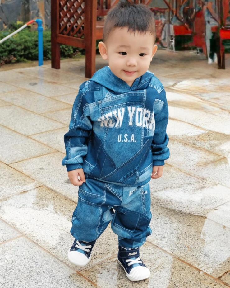 Nhóc tì diện nguyên 'cây' denim khoe vẻ ngộ nghĩnh khi xuống phố.