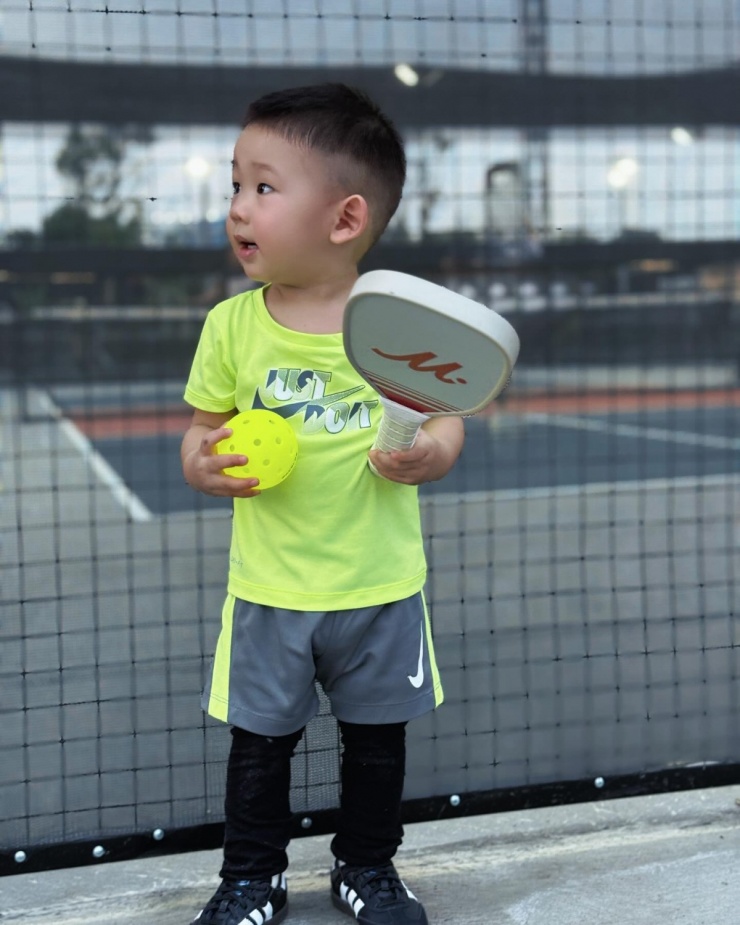 Nhóc tì còn được mẹ cho ăn diện sporty khi ra sân tập chơi pickleball vài tháng nay.