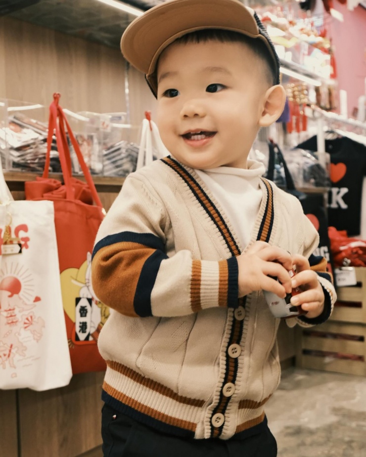 Nhóc tì hai tuổi mặc cardigan cùng mũ lưỡi trai như các idol Hàn Quốc trong một chuyến du lịch. 'Mỡ bảnh ghê'; 'Anh Mỡ 100 điểm không có nhưng, lên đồ như hot boy'; 'Mỡ sao y bản chính mẹ Hằng, cute quá'..., một số khán giả bình luận dưới những bức hình của Mỡ mà Minh Hằng đăng tải.