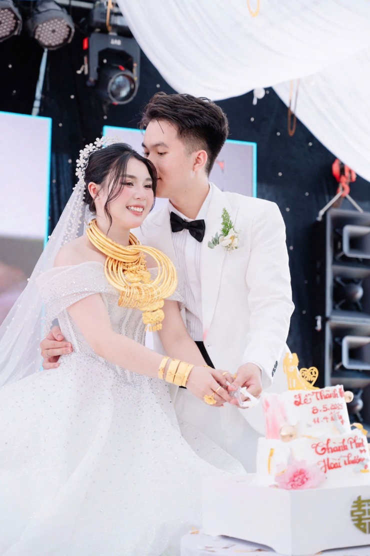 Vợ chồng Hoài Thương có chuyện tình 