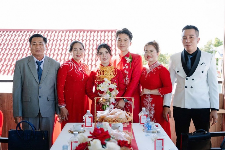 Tuổi tác chênh lệch của hai bên sui gia thu hút nhiều sự quan tâm 