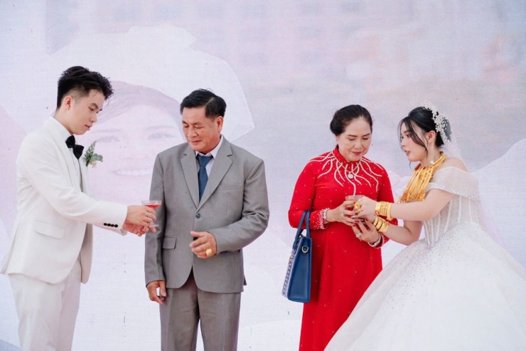 Ba mẹ ruột Hoài Thương trong ngày vui của các con