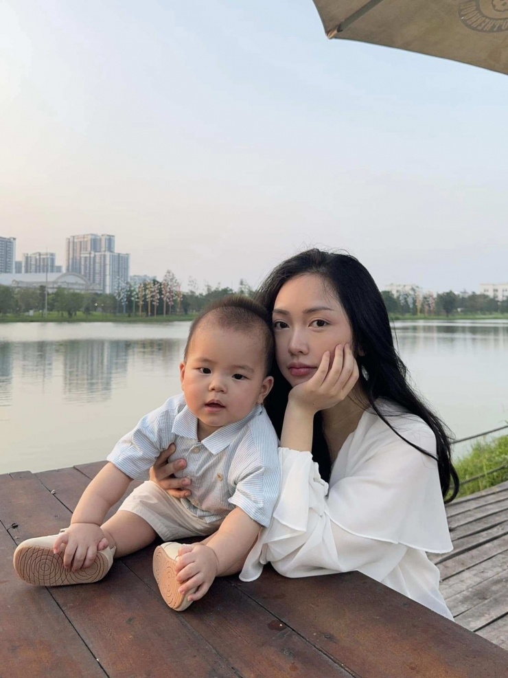 Không giống như nhiều nàng WAGs theo đuổi phong cách nổi bật hoặc quyến rũ, Mai Hà Trang thường xuất hiện với hình ảnh nhẹ nhàng, kín đáo và rất đời thường.