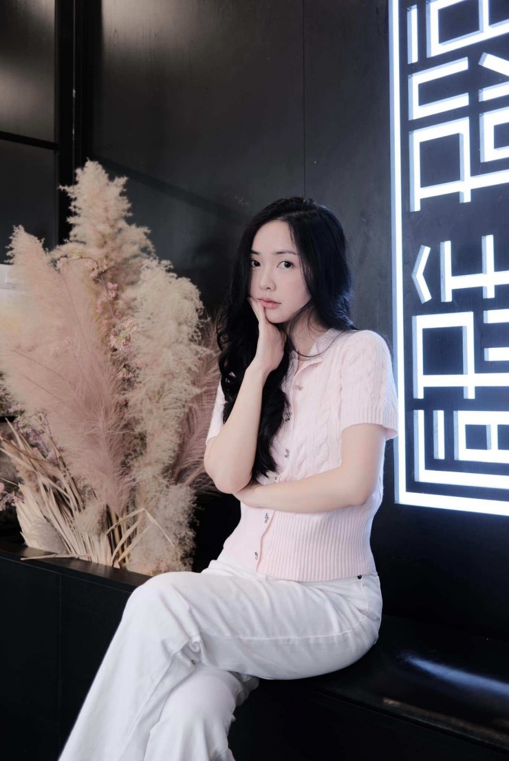 Không cần phải diện trang phục gợi cảm, mặc đơn giản Mai Hà Trang vẫn được Doãn Hải My khen xinh "xuất sắc". Hà Trang và Doãn Hải My là chị em thân thiết chơi cùng một hội.