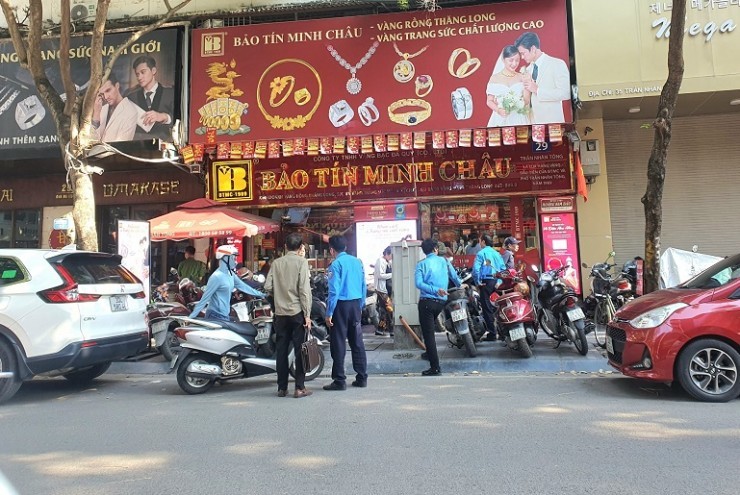 Giá vàng chiều 12/5: Lao dốc mạnh, bất ngờ với động thái của người dân trên phố vàng
