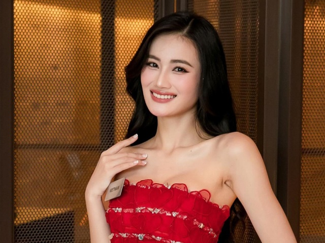 Ý Nhi được khen nói tiếng Anh lưu loát ở Miss World
