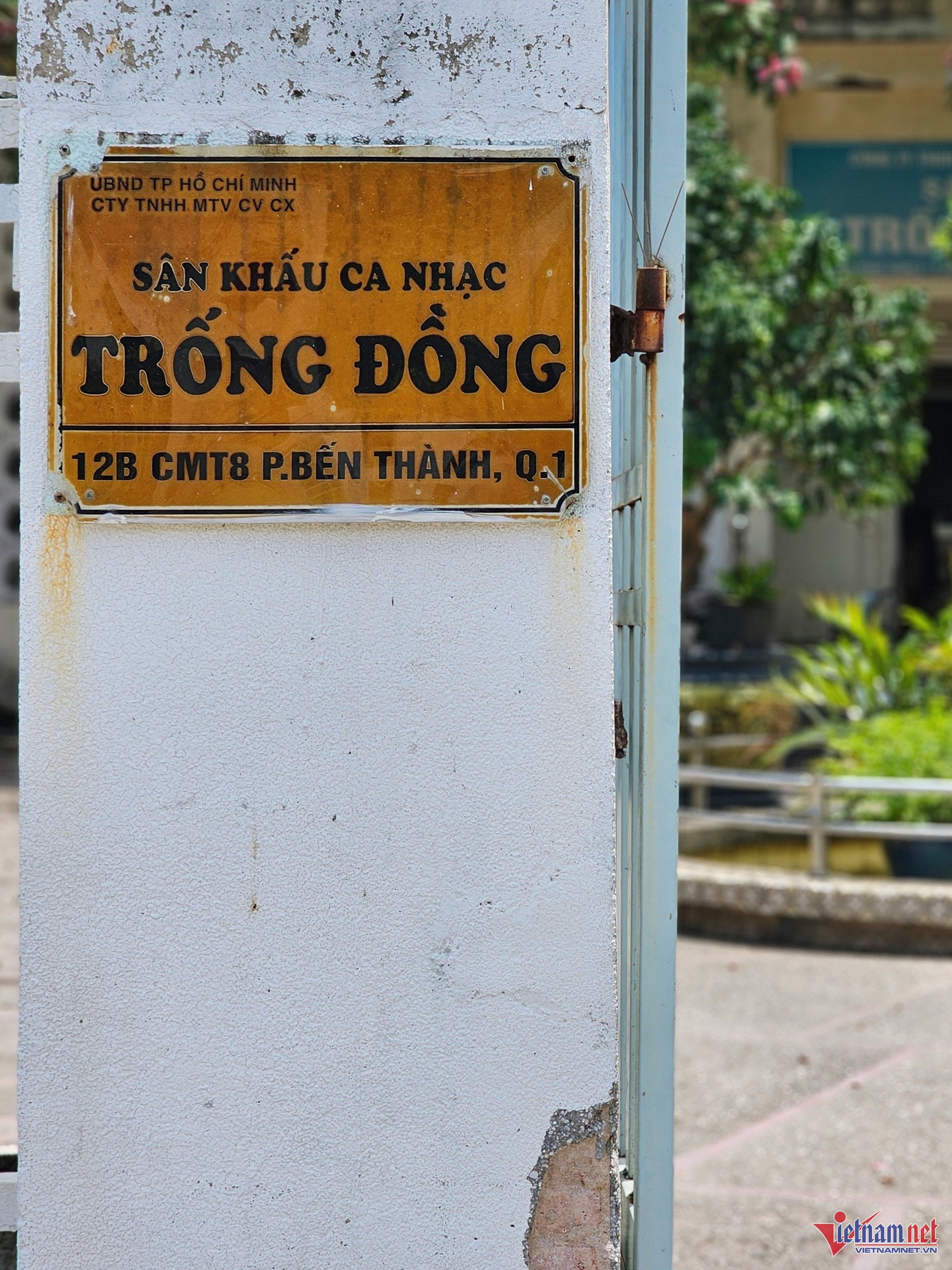 Sân khấu Trống Đồng hoang lạnh, Sân khấu Lan Anh ngổn ngang khi dừng hoạt động - 13