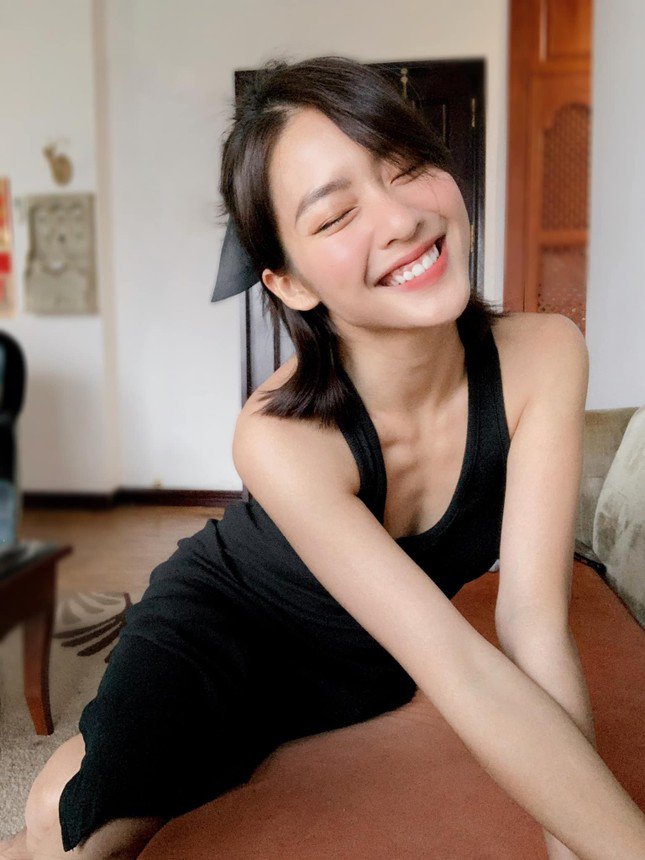 Còn nhớ thời điểm năm 2021, Khả Ngân từng gây lo lắng khi sụt tới 10 kg, thân hình gầy đến mức lộ rõ xương cổ, gương mặt hốc hác, thần thái mệt mỏi và phải nhập viện vì suy nhược cơ thể. Khi ấy, dù nữ diễn viên khẳng định mình vẫn ổn, đủ sức đóng vai chính phim 11 Tháng 5 Ngày nhưng khán giả vẫn mong cô tăng cân để sức khỏe ổn định hơn.