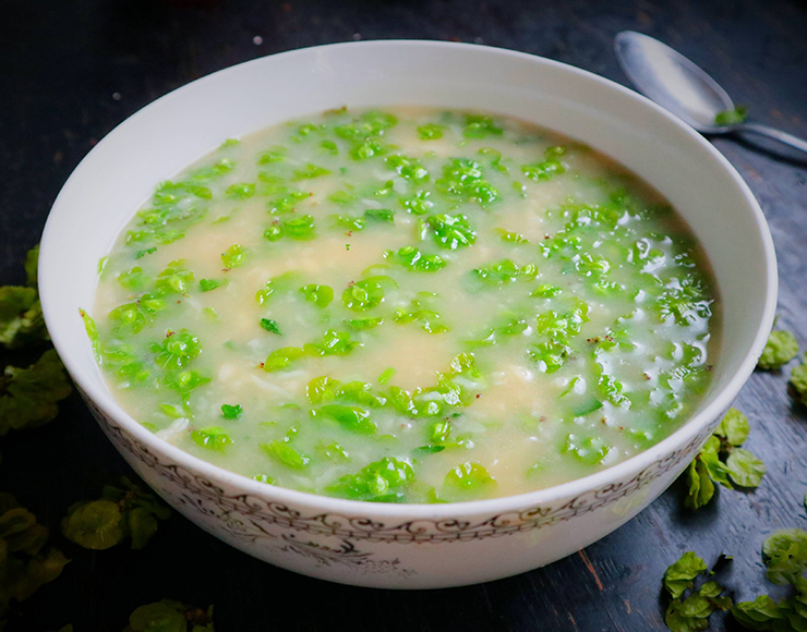 Dù chỉ là một loại rau dại mọc hoang,&nbsp;du tiền lại có thể được&nbsp;chế biến thành nhiều món ăn dân dã mà ngon miệng: soup du tiền thanh mát, du tiền viên chiên, du tiền chiên trứng...
