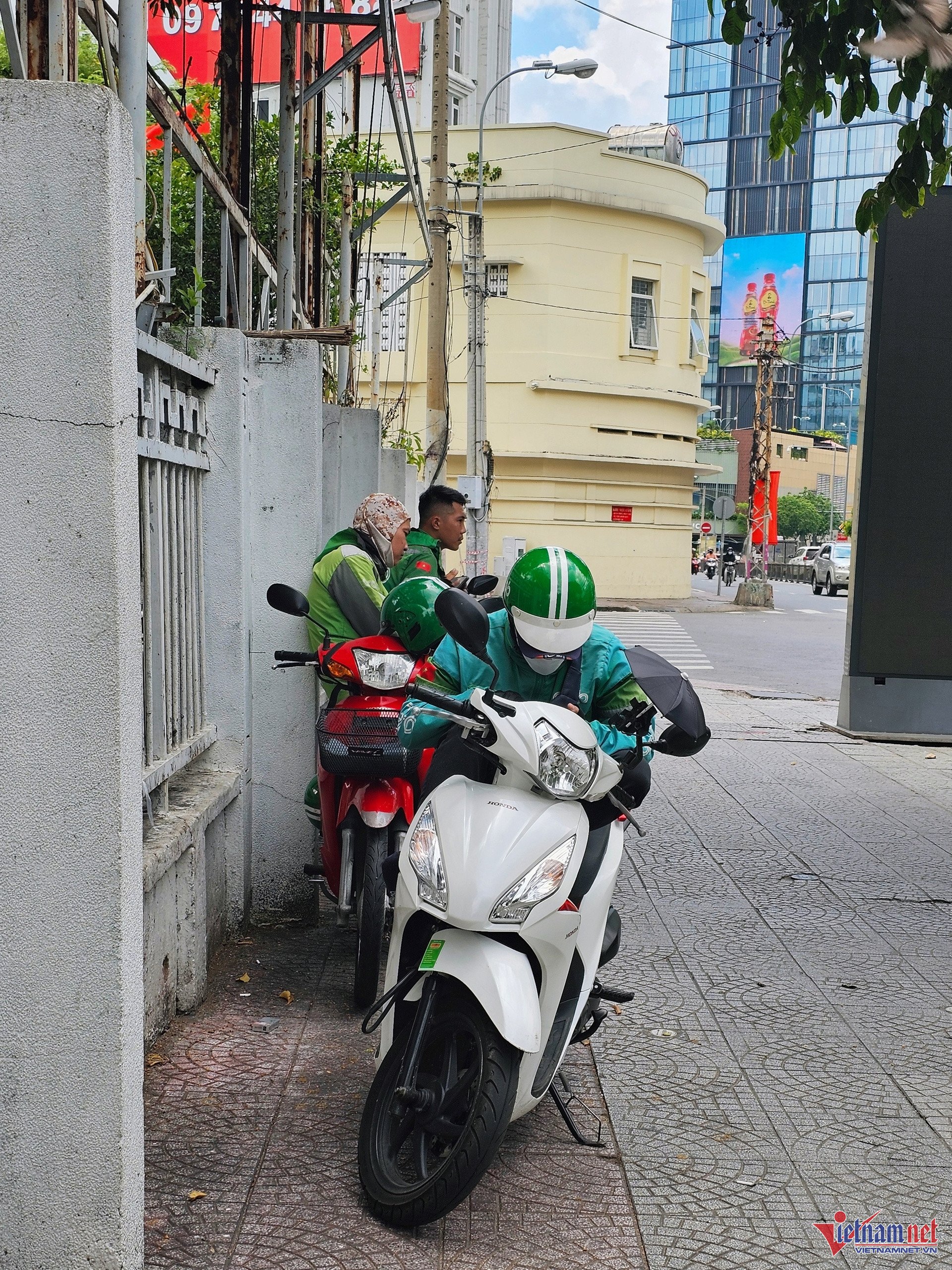Từ chốn lui tới sôi động của nhiều thế hệ khán giả TPHCM, Sân khấu Trống Đồng nay là nơi để các tài xế neo xe nghỉ ngơi ban ngày, hàng rong bày biện buôn bán ban đêm.