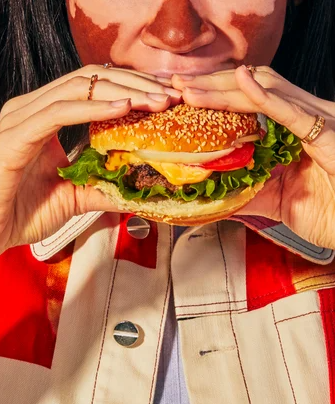 BurgerKingUK gây phản ứng dữ dội vì đưa một thông điệp gây hiểu lầm vào Ngày Quốc tế Phụ nữ 8/3. Ảnh: Refinery29