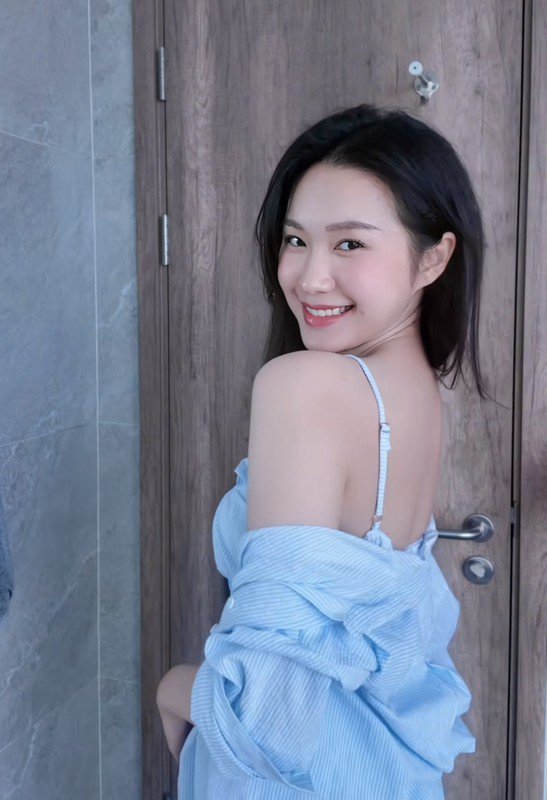 Dù tăng tới 7kg sau khi sinh bé Minh Đăng (bé Lúa) nhưng Doãn Hải My vẫn tự tin khoe lưng trần trắng mịn màng khiến dân mạng không thể rời mắt.