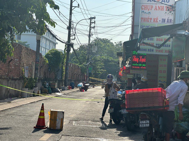 Hiện trường vụ cháy được phong toả nghiêm ngặt.