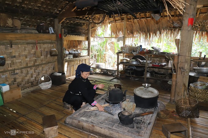 Bà Nông Thị Hảo đun nước pha chè tại nhà riêng ở bản Thái Hải, xã Đức Thịnh, TP Thái Nguyên, chiều 24/4. Ảnh: Nga Thanh