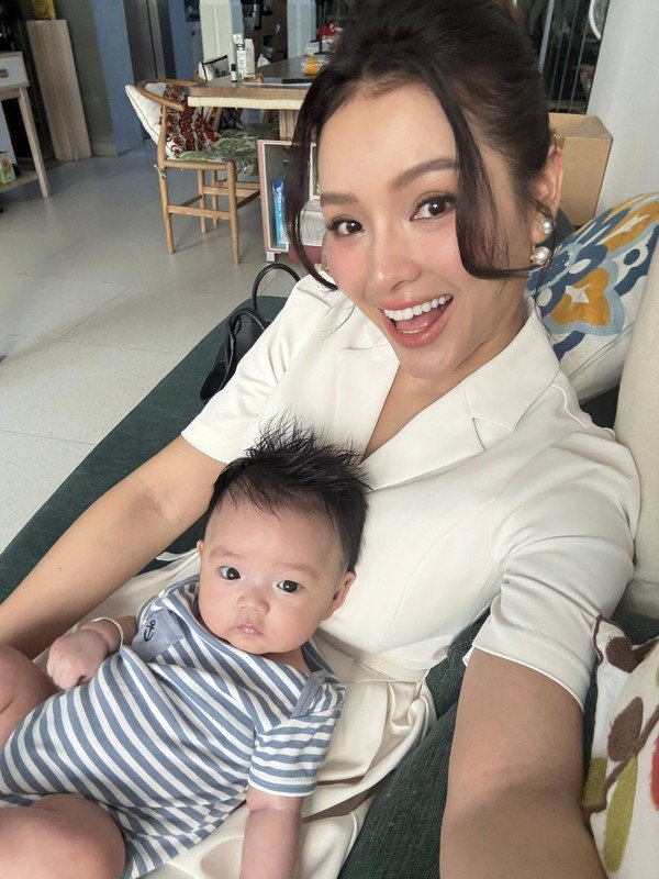 Đầu tháng 1, vợ chồng  Phương Trinh Jolie - Lý Bình hạnh phúc chào đón con trai út - bé Loka (tên thật Quan Kinh Quân). Hiện tại, bé Loka được 3 tháng tuổi. Ảnh: FB Phương Trinh Jolie
