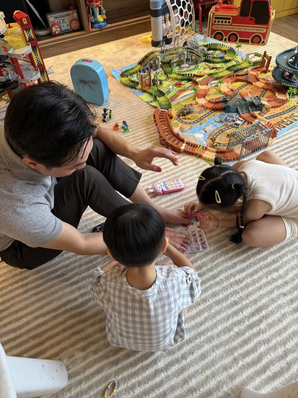 Cường Đô La hiện là Chủ tịch HĐQT C-Holdings. Thế nhưng, khác với hình ảnh ông bố chủ tịch quyền lực khi đi làm, về nhà Cường Đô La nhập vai "bố bỉm", có thời gian rảnh rỗi là anh dành cho gia đình và các con. Ảnh: FB Nguyen Quoc Cuong
