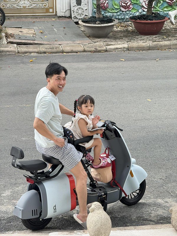 Hình ảnh giản dị của Cường Đô La khi chở con đi học vào buổi sáng ghi điểm trong mắt công chúng. Ảnh: FBNV