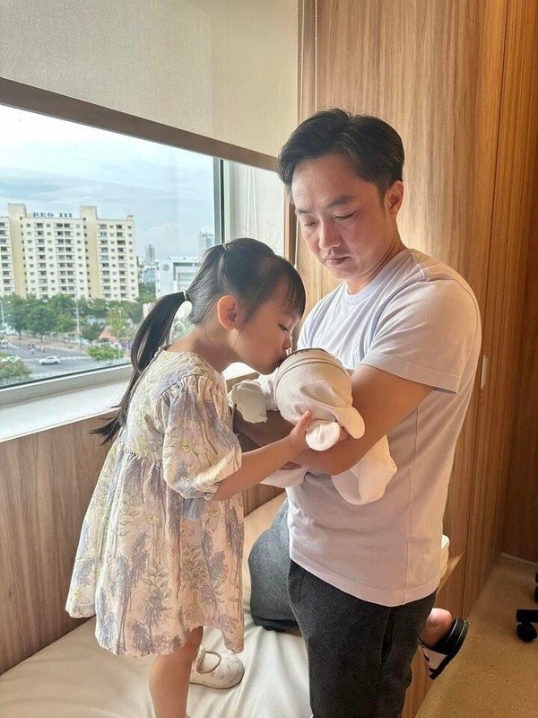 Nam doanh nhân từng nhiều lần khiến dân tình "lụi tim" với hình ảnh bế con đi chơi, ngồi chơi búp bê, xếp hình... cùng các con. Ảnh: FBNV
