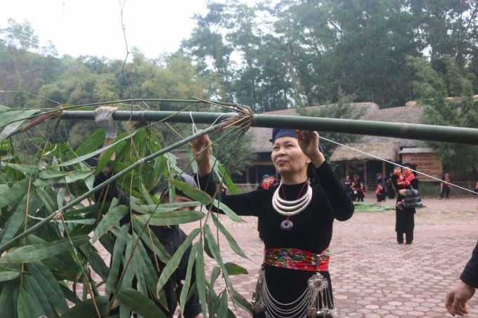 Bà Nguyễn Thị Thanh Hải, 63 tuổi, trưởng bản. Ảnh: Nga Thanh