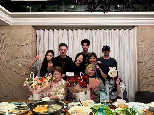 Ảnh gia đình bà Hoàng Xuân Mai đăng tải. DJ Koo là người đội mũ, đeo kính.