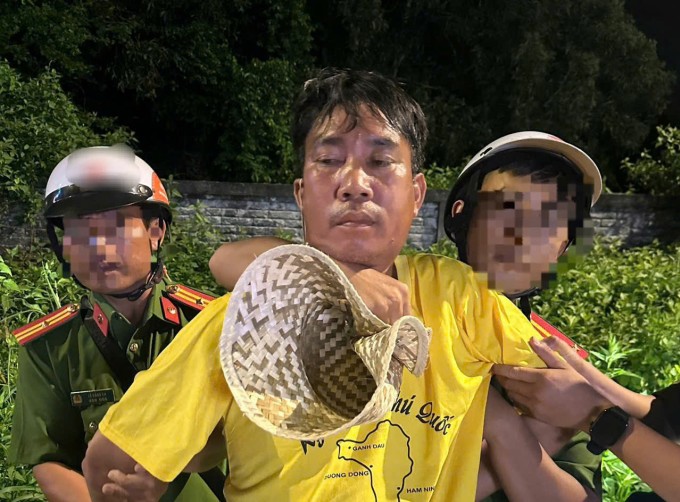 Hòa bị công an bắt giữ khuya 11/5. Ảnh: Công an cung cấp