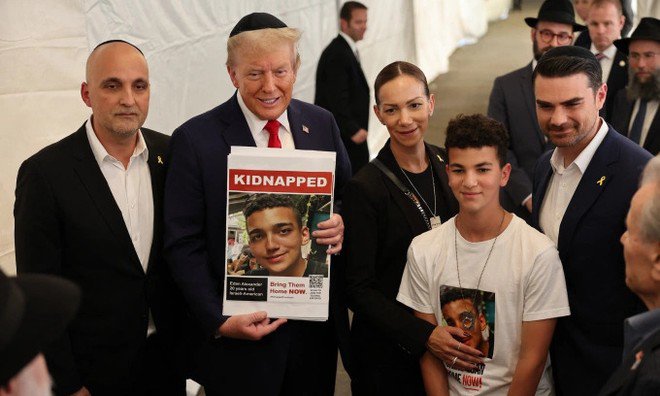Ông Trump cầm ảnh con tin Edan Alexander khi gặp gia đình anh tại New York tháng 10-2024