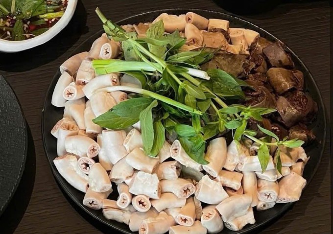 Ăn món lòng lợn tiềm ẩn nguy cơ nhiễm giun sán. Ảnh minh họa: Hằng Trần