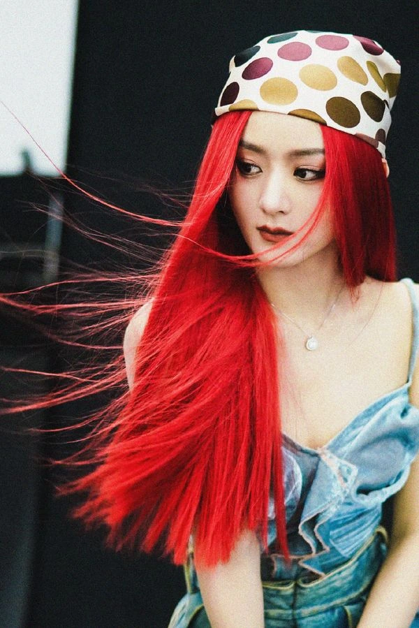 Triệu Lệ Dĩnh đã làm mẹ nhưng mỗi lần đổi màu tóc đều khiến CĐM