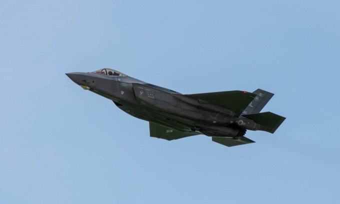 Tiêm kích F-35A cất cánh sau khi dàn hàng trên đường băng trong diễn tập "Voi đi bộ" ở căn cứ Kadena. Ảnh: USAF