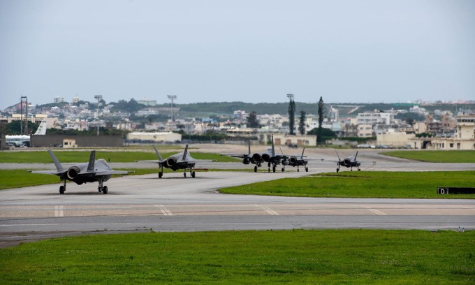 Tiêm kích F-35A và F-15E di chuyển ra đường băng tại căn cứ Kadena, Nhật Bản trong ảnh công bố hôm 10/5. Ảnh: USAF