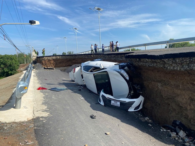 Vụ sụt lún đường đầu cầu Hòa Bình tại huyện Châu Thành, tỉnh Tây Ninh khiến 5 người bị thương. Ảnh: Sỹ Hưng