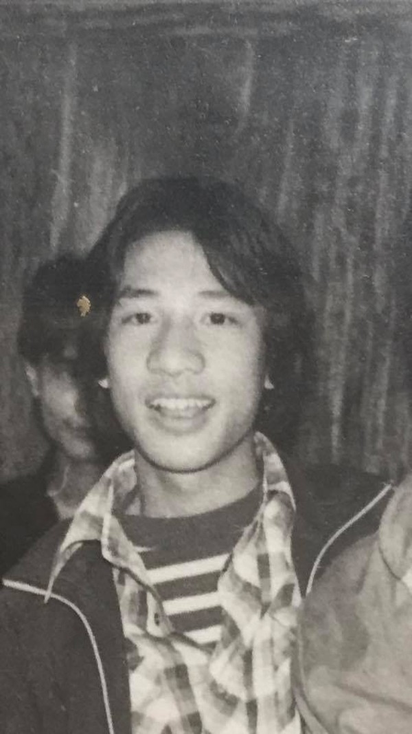 NSƯT Quang Thắng quê Hải Phòng, sinh năm 1968. Trước khi nổi tiếng, nam nghệ sĩ đất Cảng làm cùng lúc nhiều công việc để trang trải cuộc sống, còn nhận việc giao quần áo thuê... Từ năm 1990, Quang Thắng về Đoàn kịch Hải Phòng và được giao đóng vai chính. Tới năm 1994, tên tuổi Quang Thắng trở nên đắt show, được nhiều nơi mời diễn.