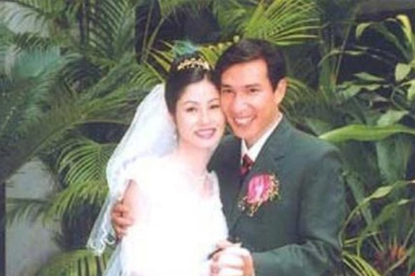 Không chỉ thành công và tạo được tiếng vang trong sự nghiệp, NSƯT Quang Thắng còn có một gia đình hạnh phúc. Khác xa với hình tượng trên phim, ngoài đời anh là người đàn ông yêu vợ, chiều con. Dù có gia đình hạnh phúc, con cái đề huề nhưng NSƯT Quang Thắng hiếm khi khoe gia đình, bởi anh thích sống kín đáo.