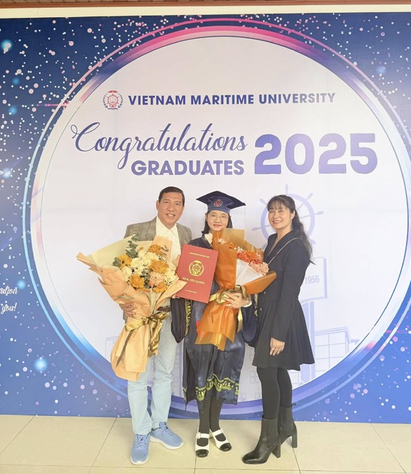Mãi thời gian gần đây, nhân dịp con gái tốt nghiệp đại học, NSƯT Quang Thắng mới chủ động khoe "góc bình yên" của mình. Anh viết lời giản dị mà ngắn gọn: "Chúc mừng con tốt nghiệp đại học". Dòng chúc mừng con của nam danh hài nhận được nhiều lời chúc từ đồng nghiệp và bạn bè. Được biết, con gái của danh hài Quang Thắng học Đại học Hàng hải Hải Phòng. Cô là con gái đầu lòng của danh hài gạo cội. Trong mắt bố mẹ, con gái danh hài Quang Thắng là người con ngoan ngoãn, chăm chỉ học hành và luôn được bạn bè yêu mến.