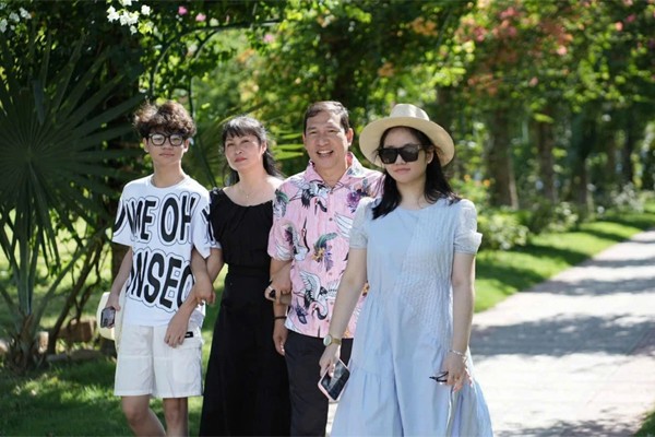 Về tổ ấm của mình, được biết, NSƯT Quang Thắng cưới vợ năm 2002. Vợ anh tên là Cao Thanh Hải, từng học Đại học ở Hà Nội sau đó trở về Hải Phòng công tác. Tuy nhiên, sau khi sinh con vì lo cho gia đình nên chị đã nghỉ việc và ở nhà làm nội trợ. Có thời gian, sau nhiều năm tích cóp anh cũng đã mua được nhà và đón vợ con lên Hà Nội sống, nhưng căn nhà vỏn vẹn chừng 30m2 mà 5 nhân khẩu. Do nhà cửa chật chội cùng với đó là cả gia đình đã quen với nếp sống ở Hải Phòng nên đã quay lại quê hương, chỉ mình anh sống và công tác ở Hà Nội. Hiện tại, Quang Thắng vẫn đi đi về về giữa Hải Phòng và Hà Nội để được gần vợ con hơn.